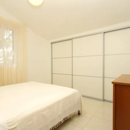 Apartments By The Sea Verunic, Dugi Otok - 8103 Apartment